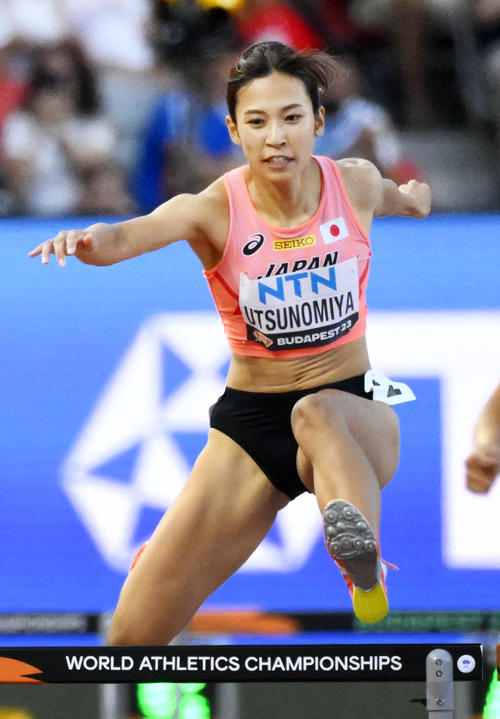 女子400 メートル 障害予選で力走する宇都宮絵莉（共同）