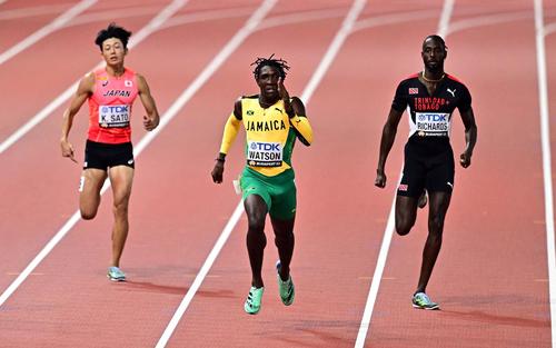 男子400m準決勝　1組で5位に終わった佐藤拳太郎（左）（ロイター）