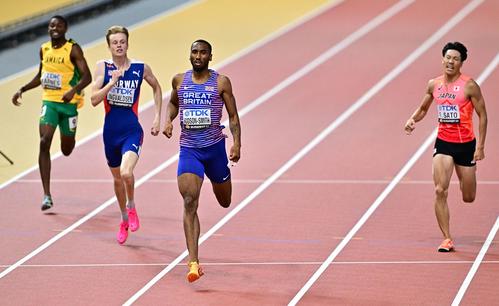 男子400m準決勝で懸命の走りを見せる佐藤風雅（右）（ロイター）