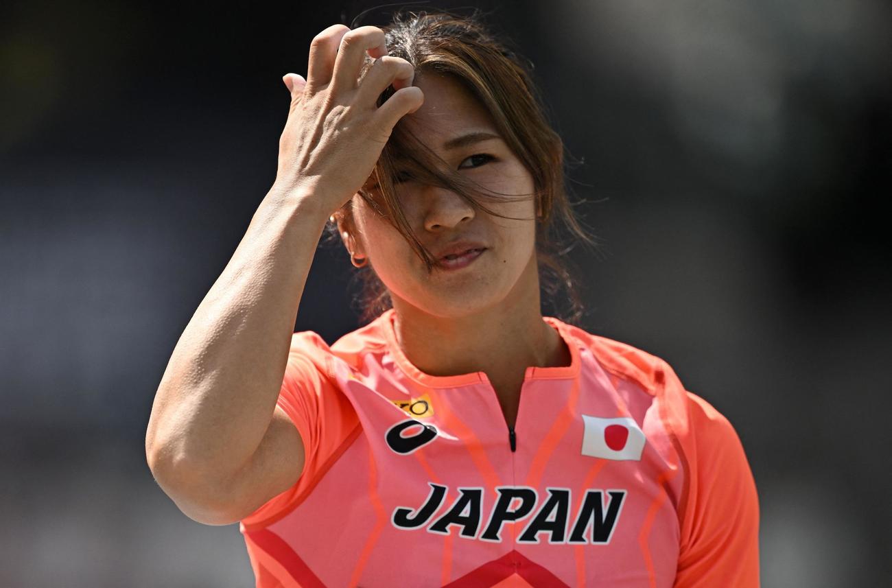 世界陸上女子やり投げ予選で投てきを行う斉藤真理菜（ロイター）