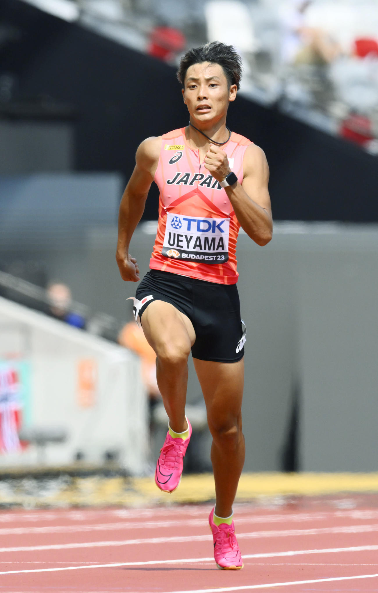 男子200メートル予選、力走する上山紘輝（共同）