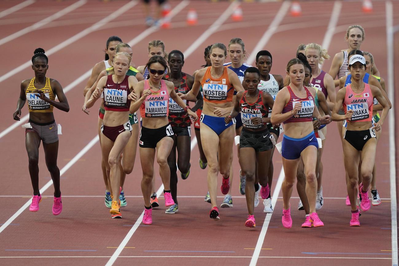 5000メートル予選を走る廣中璃梨佳、山本有真ら（AP）