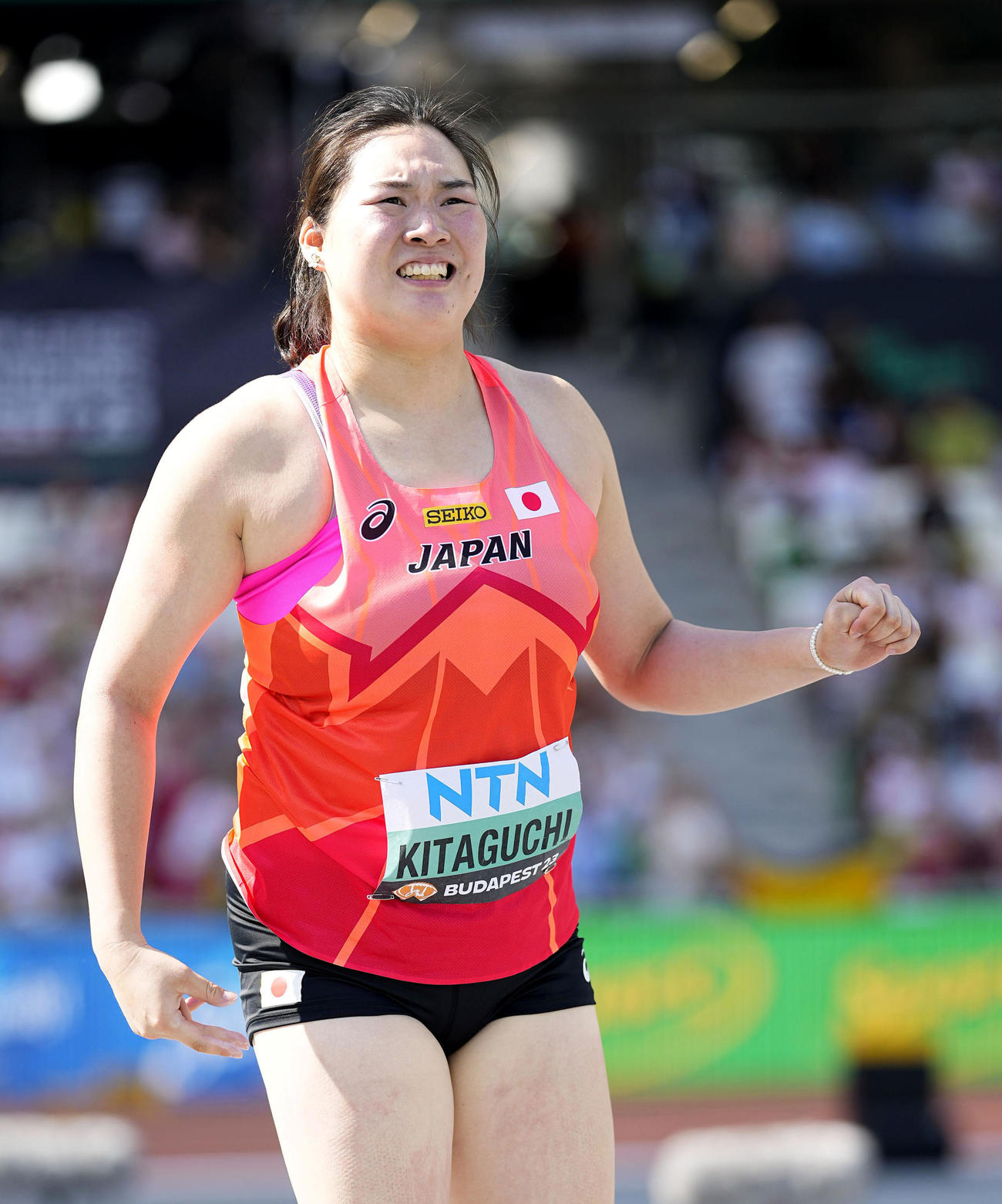 世界陸上女子やり投げ予選　2投目の行方を見つめる北口榛花。63メートル27をマークして決勝進出を決めた（共同）