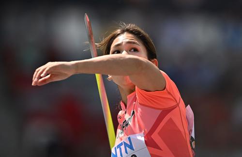 世界陸上女子やり投げ予選で投てきを行う斉藤真理菜（ロイター）