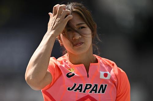 世界陸上女子やり投げ予選で投てきを行う斉藤真理菜（ロイター）