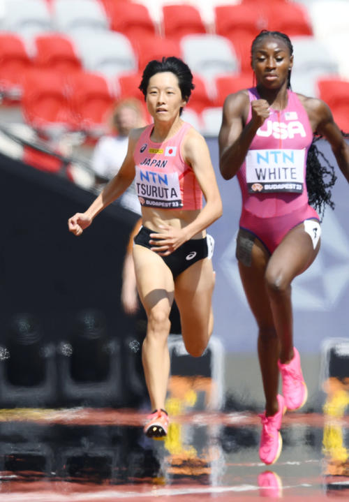 女子200メートル予選、力走する鶴田玲美（共同）