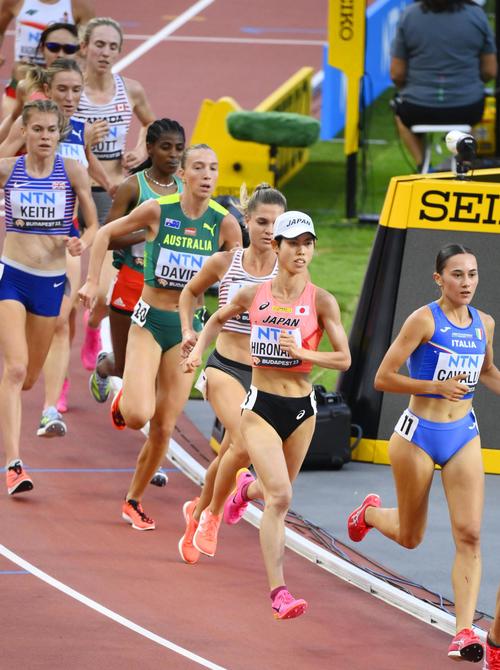 女子5000メートル予選　力走する広中璃梨佳（右から2人目）（共同）