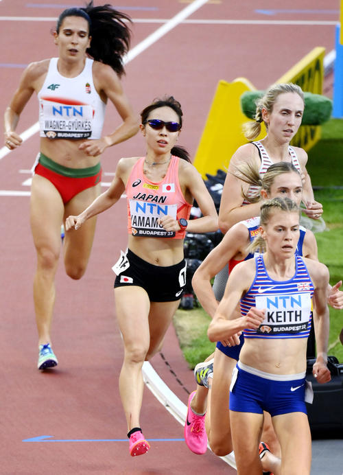 女子5000メートル予選　力走する山本有真（左から2人目）（共同）