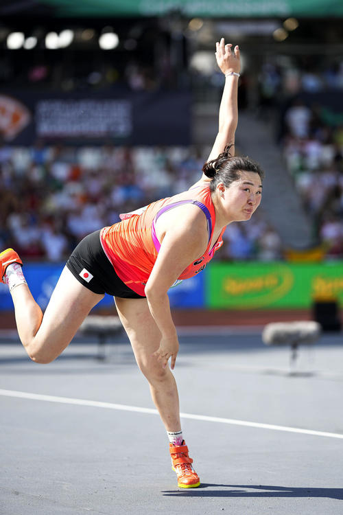 世界陸上女子やり投げ予選で投てきを行う北口榛花（共同）