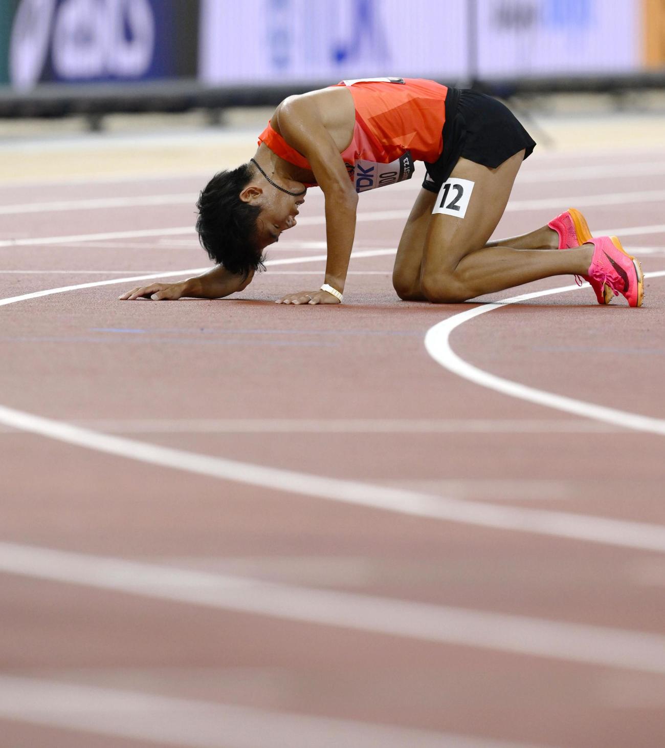 男子5000メートル予選　ゴール後、倒れ込む遠藤日向（共同）