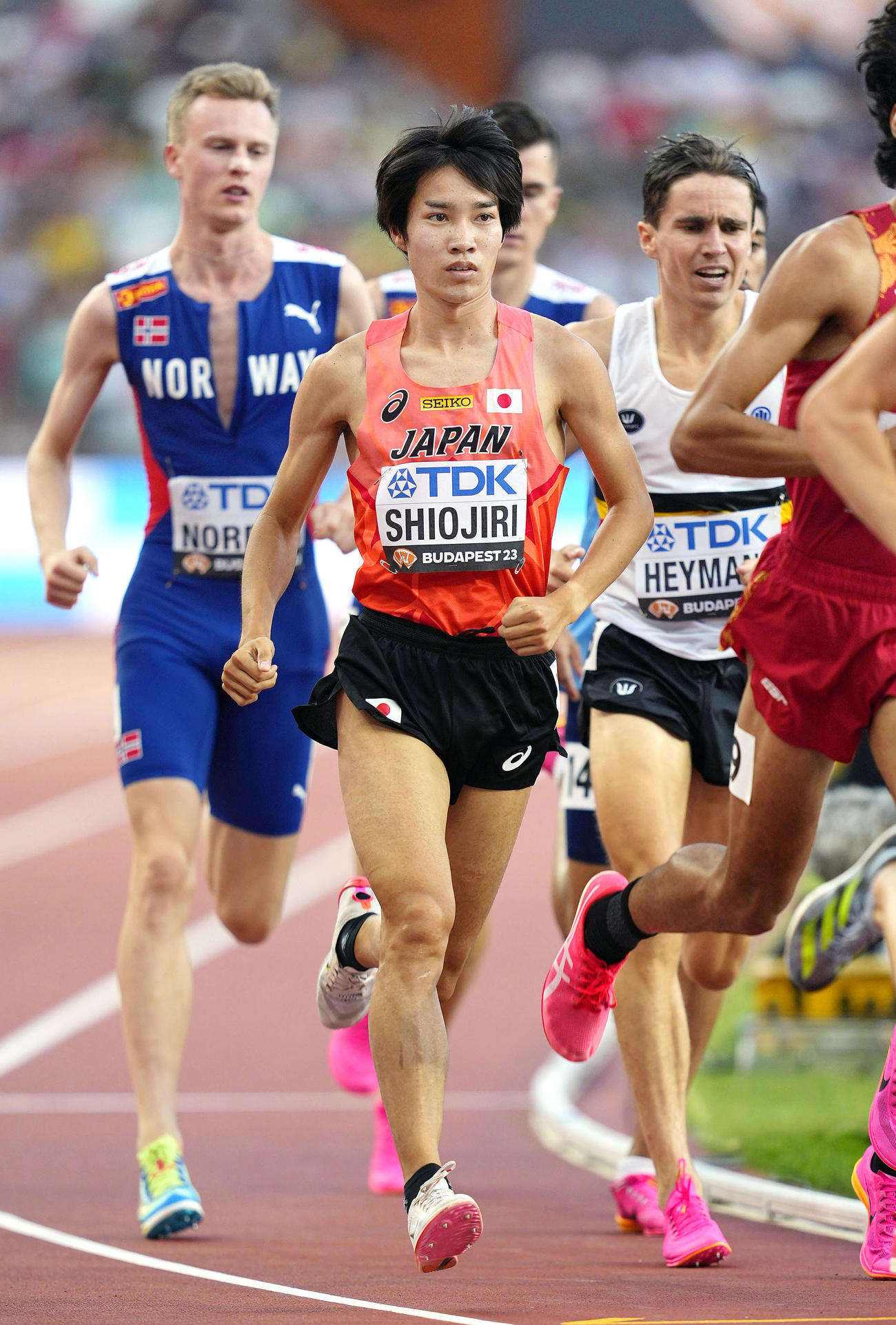 男子5000メートル予選　力走する塩尻和也（中央）（共同）