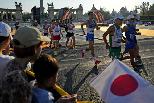 男子35km競歩決勝　沿道にて日の丸を手に日本勢を応援する観客（AP）