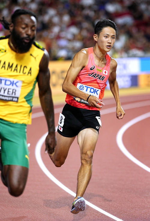 男子200メートル準決勝　力走する鵜沢飛羽（共同）