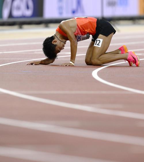 男子5000メートル予選　ゴール後、倒れ込む遠藤日向（共同）