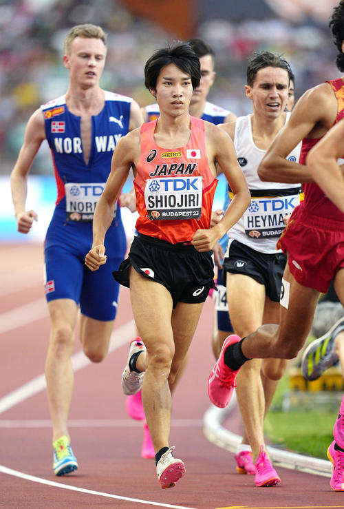 男子5000メートル予選　力走する塩尻和也（中央）（共同）