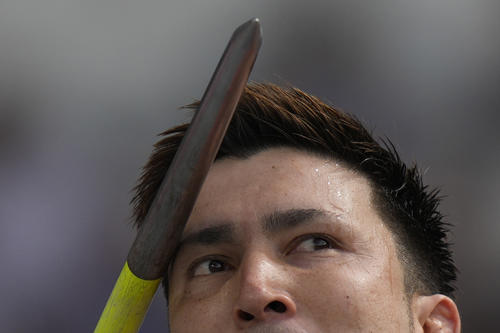男子やり投げ予選　投てきするディーン元気（AP）