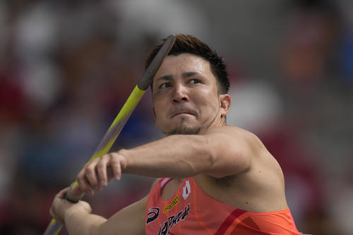 男子やり投げ予選　投てきするディーン元気（AP）