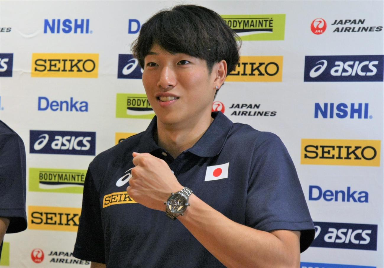 世界選手権へ向け羽田空港で出国取材に応じた泉谷（撮影・藤塚大輔）