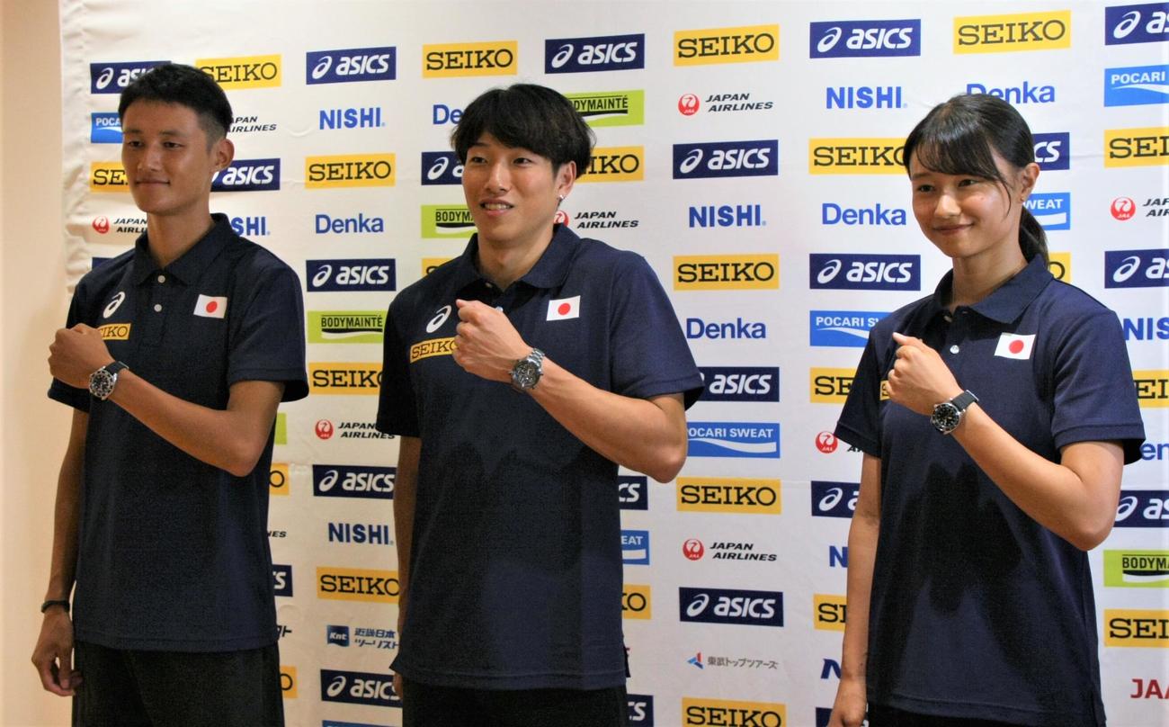陸上の世界選手権へ向け羽田空港で出国取材後にポーズをとる、左から鵜沢、泉谷、田中（撮影・藤塚大輔）