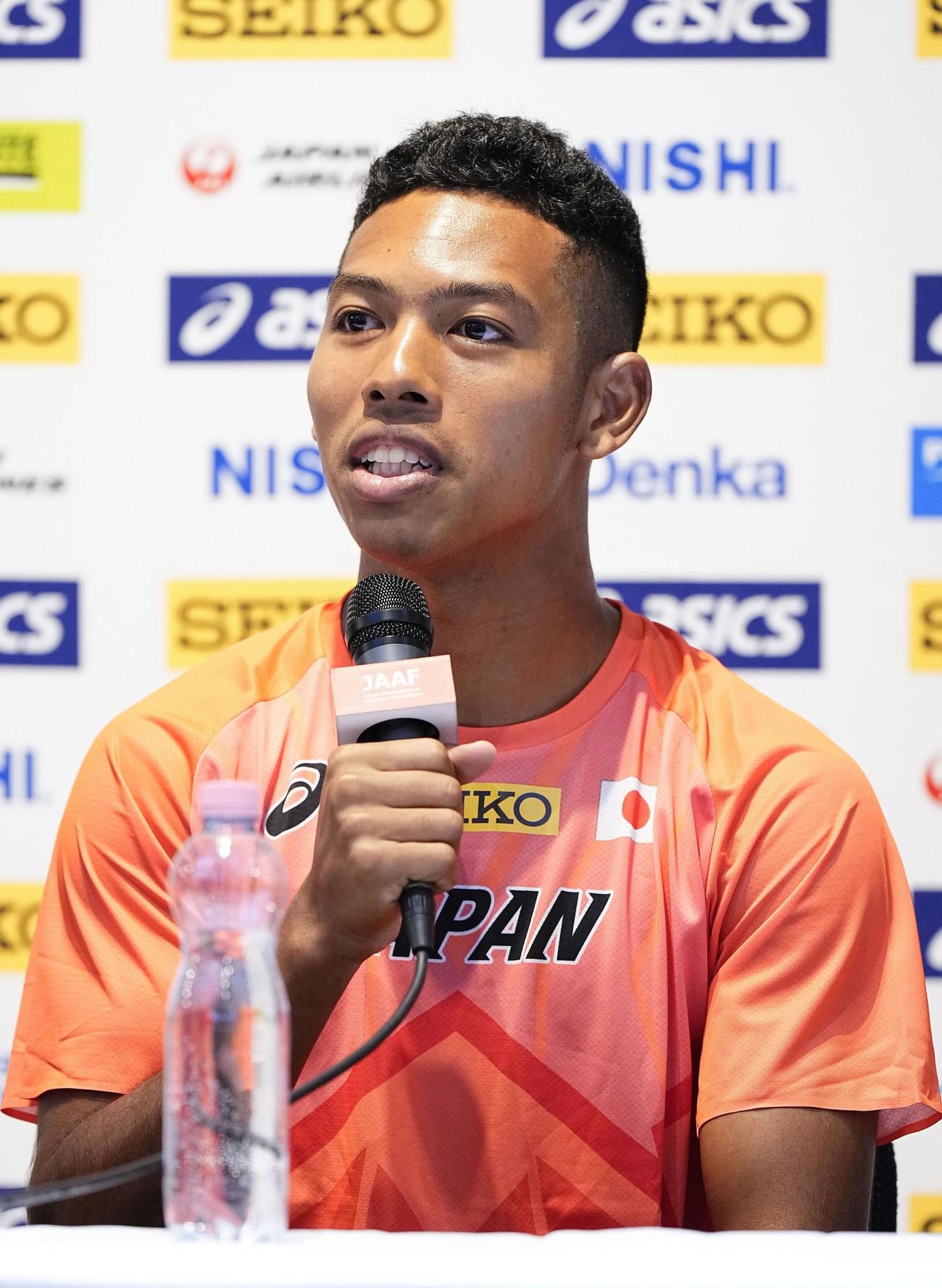 陸上の世界選手権開幕を前に記者会見するサニブラウン・ハキーム（共同）