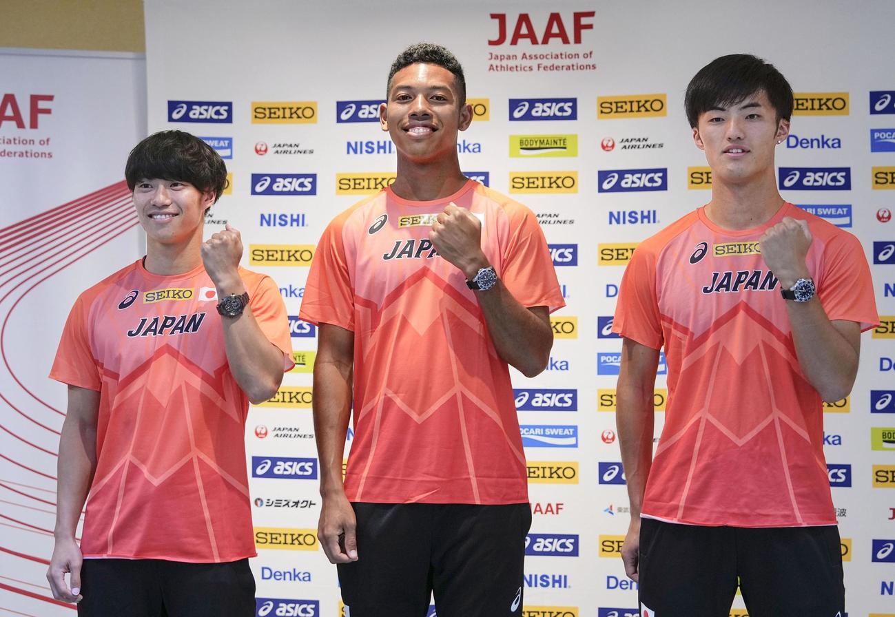 記者会見を終え、ポーズをとる（左から）坂井隆一郎、サニブラウン・ハキーム、柳田大輝（共同）