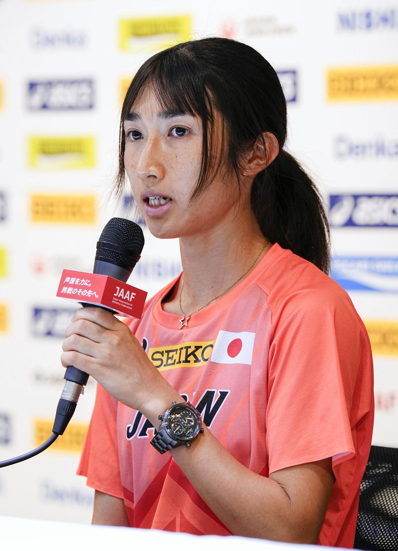 陸上の世界選手権開幕を前に記者会見する田中希実（共同）