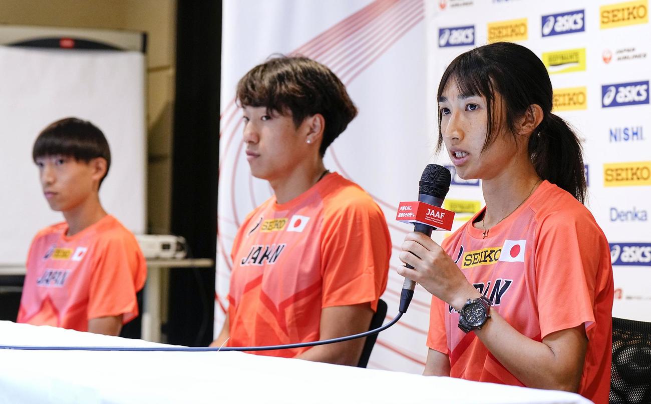 陸上の世界選手権開幕を前に記者会見する（右から）田中希実、泉谷駿介、三浦龍司（共同）