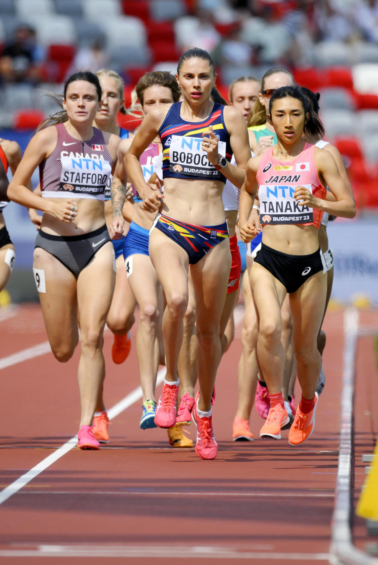 女子1500メートル予選　力走する田中希実（手前右）（共同）