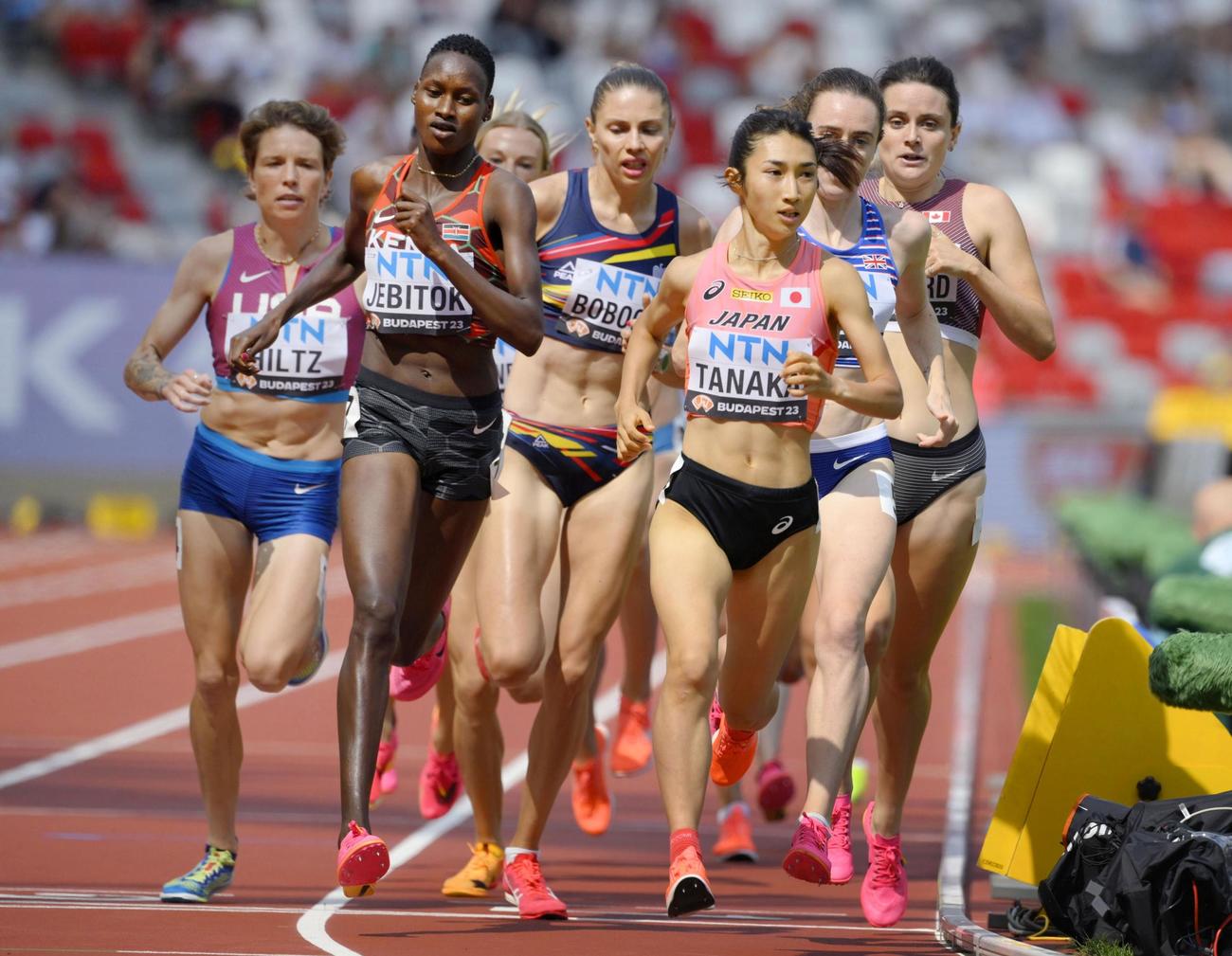 女子1500メートル予選　力走する田中希実（手前右）（共同）
