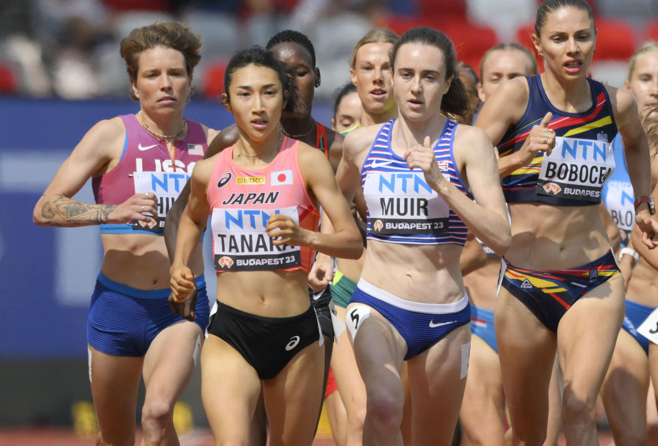 女子1500メートル予選　力走する田中希実（左から2人目）（共同）
