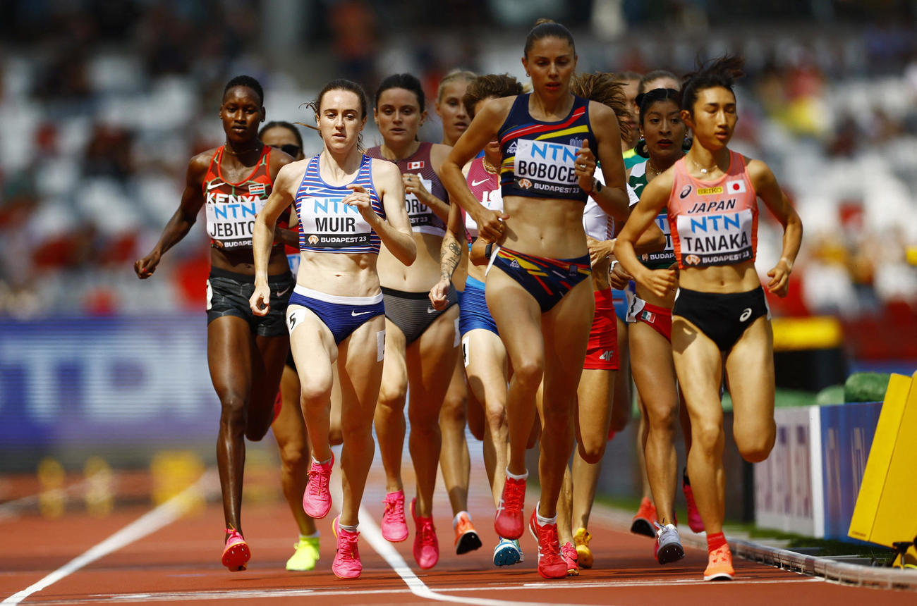女子1500メートル予選　力走する田中希実（右）（ロイター）