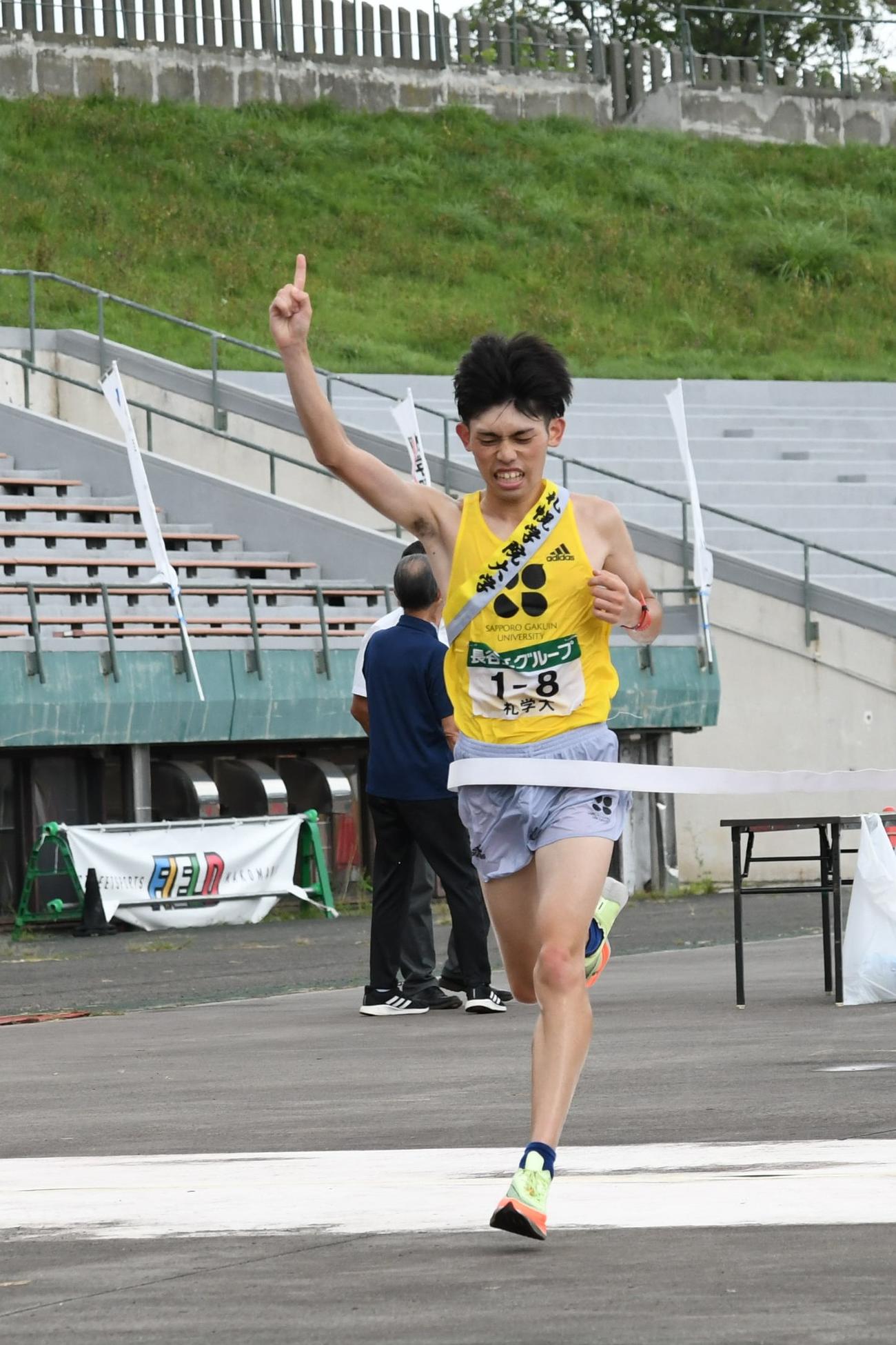 フィニッシュテープを切る札幌学院大・村上（撮影・石井翔太）