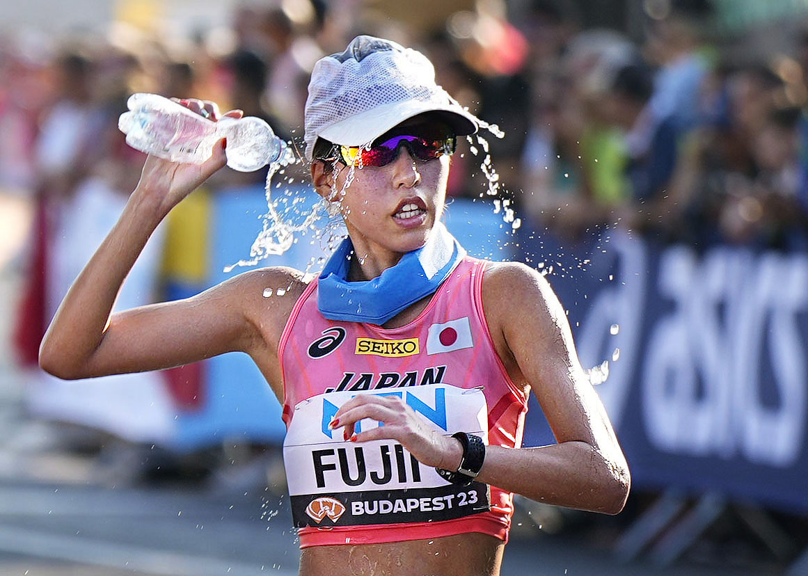 女子20キロ競歩　レース中に水を浴びる藤井菜々子（共同）
