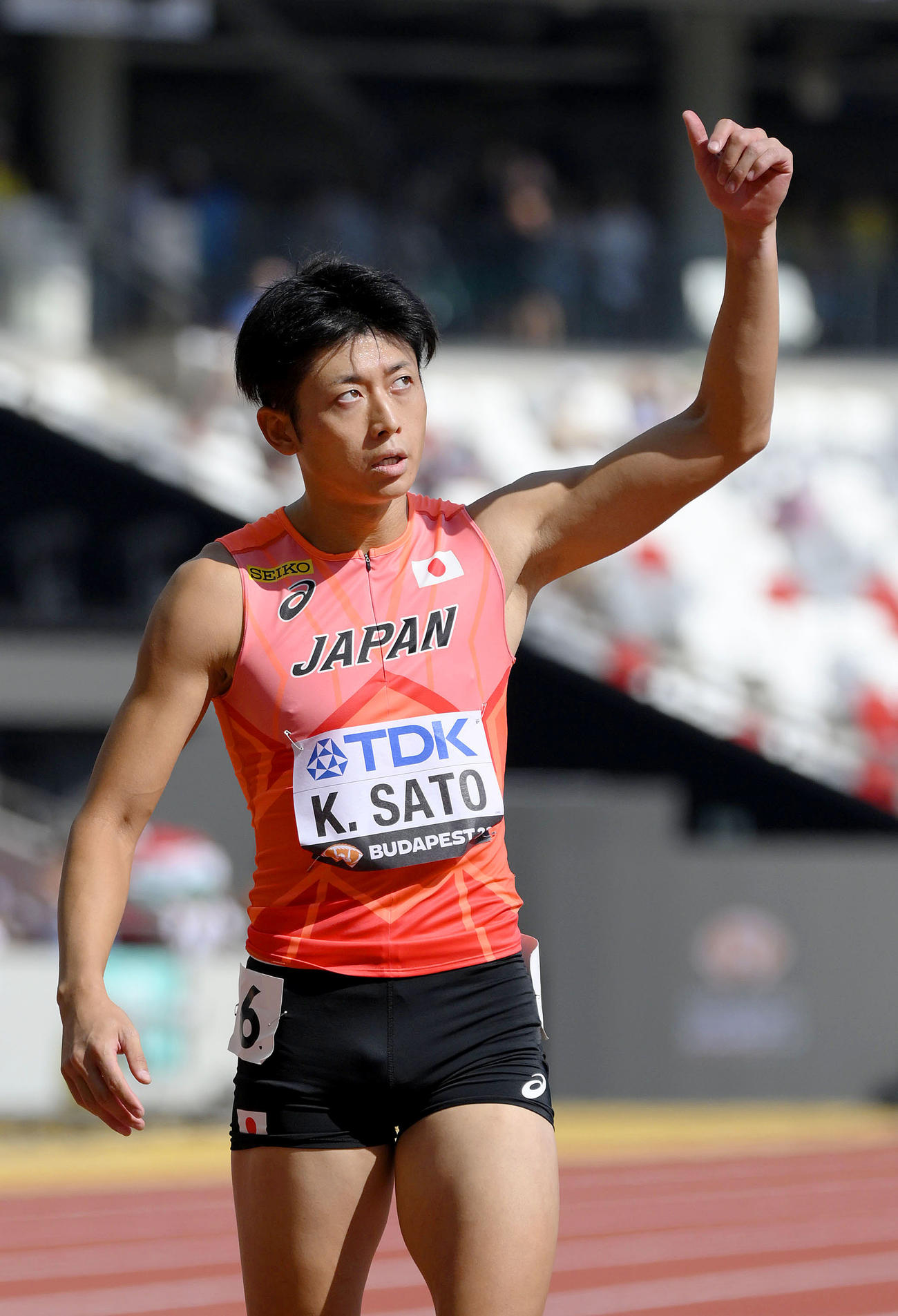 男子400メートル予選　44秒77の日本新記録で準決勝進出を決め、声援に応える佐藤拳太郎（共同）