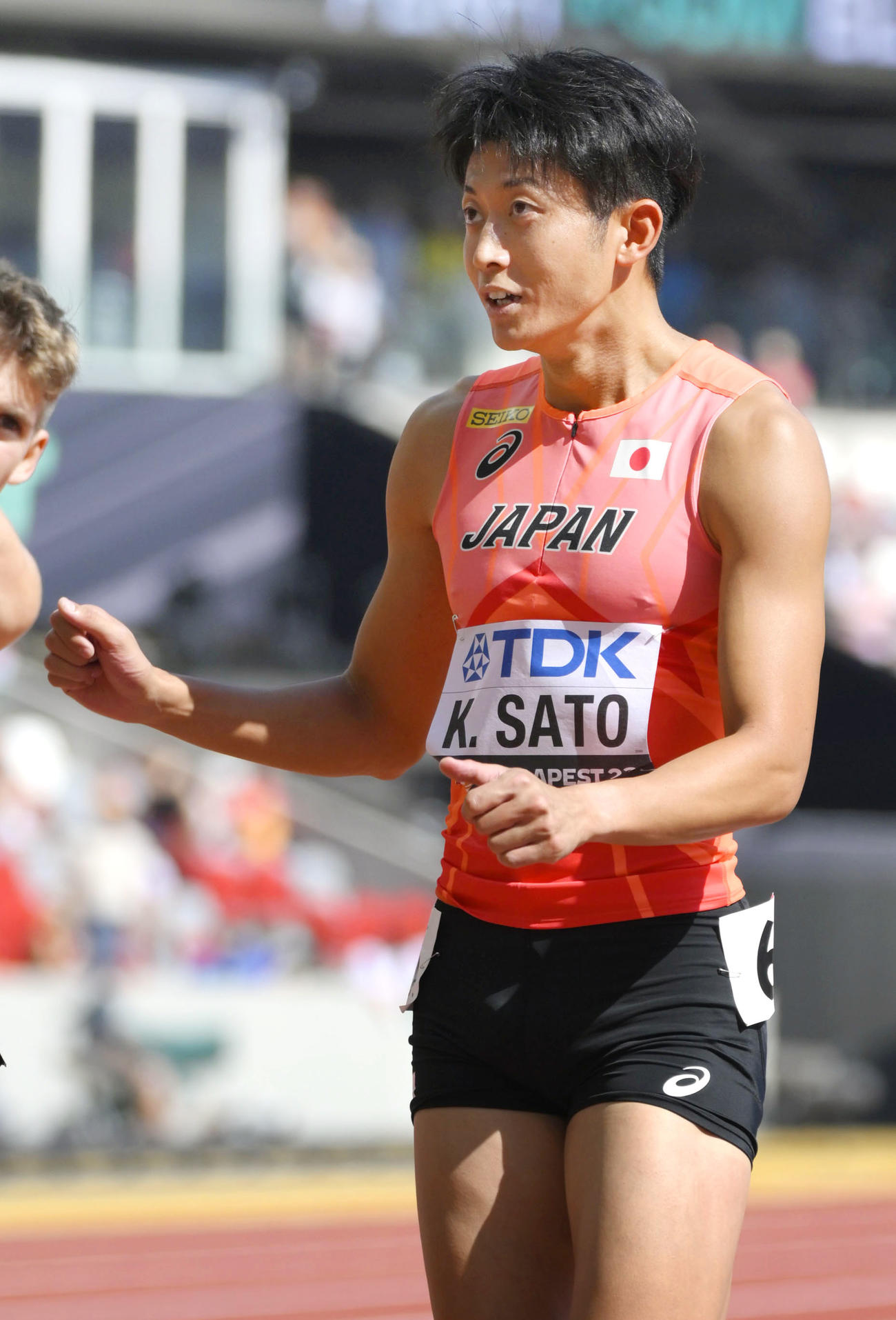 男子400メートル予選　44秒77の日本新記録で準決勝進出を決め、喜ぶ佐藤拳太郎（共同）