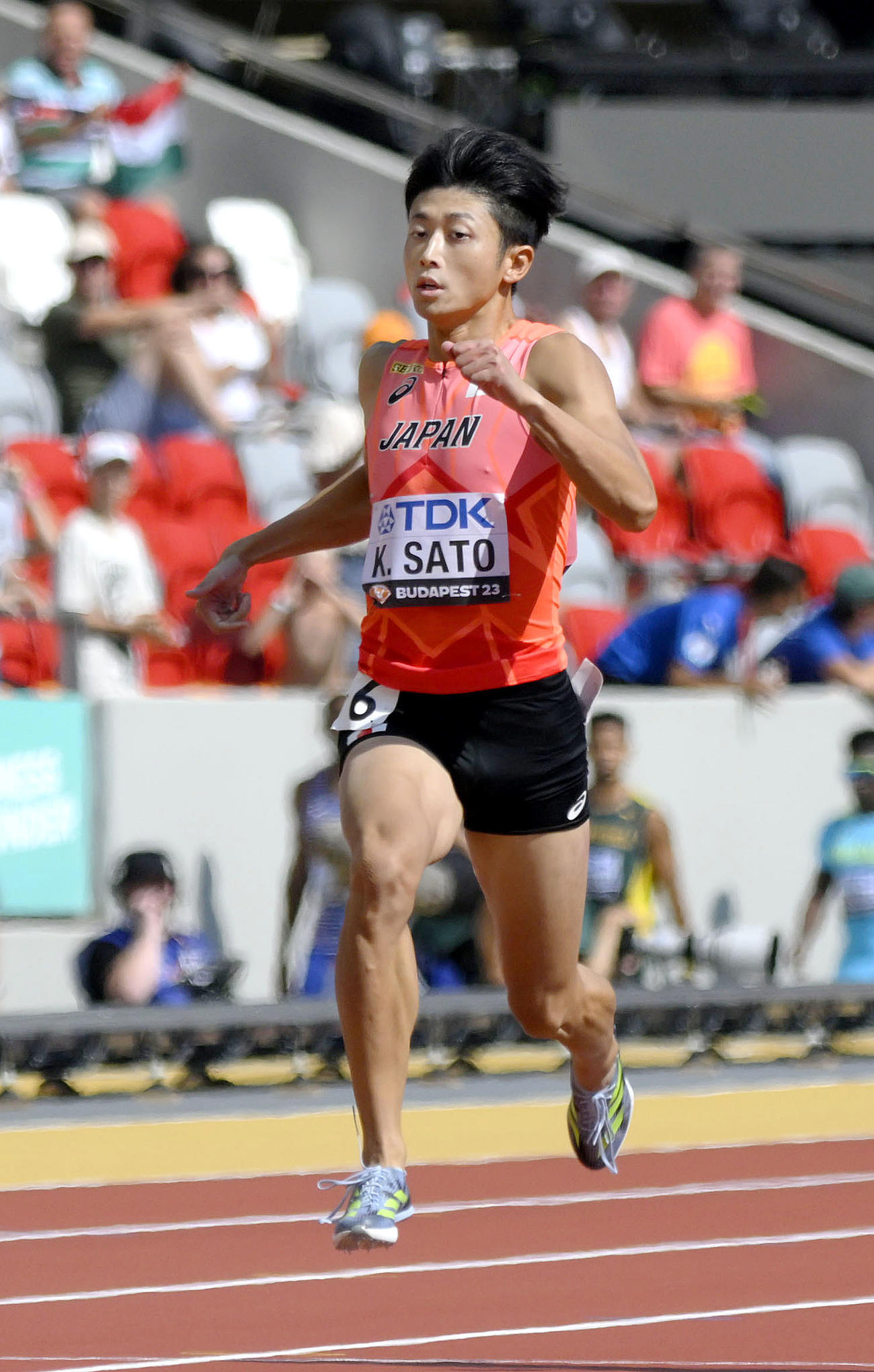 男子400メートル予選　44秒77の日本新記録で準決勝進出を決めた佐藤拳太郎（共同）