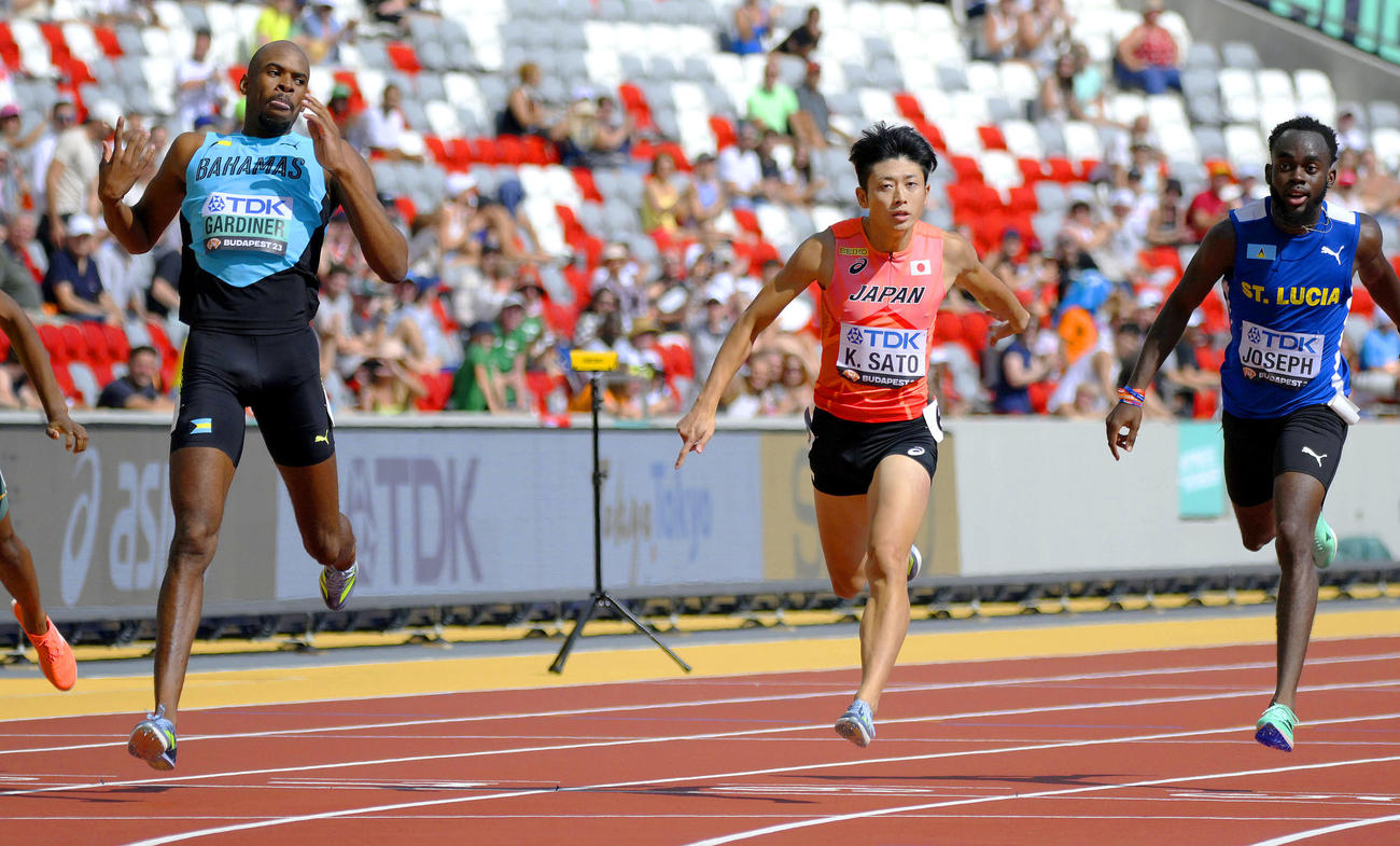 男子400メートル予選　44秒77の日本新記録で準決勝進出を決めた佐藤拳太郎（中央）（共同）