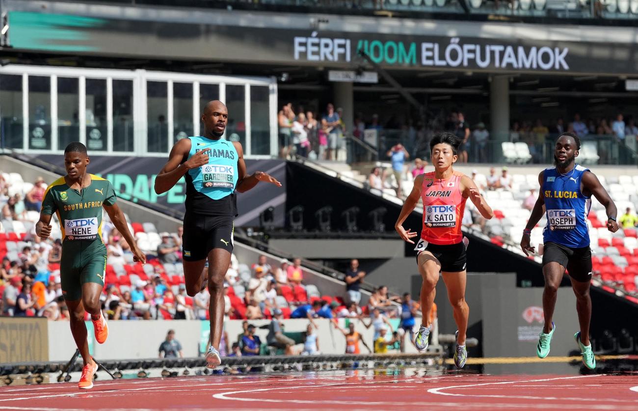 男子400m予選　日本新記録で準決勝進出を決めた佐藤拳太郎（右から2人目）（ロイター）