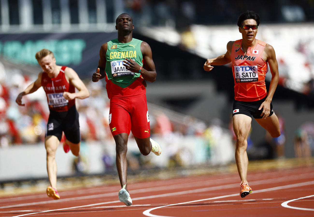 男子400m予選　準決勝進出を決めた佐藤風雅（右）（ロイター）