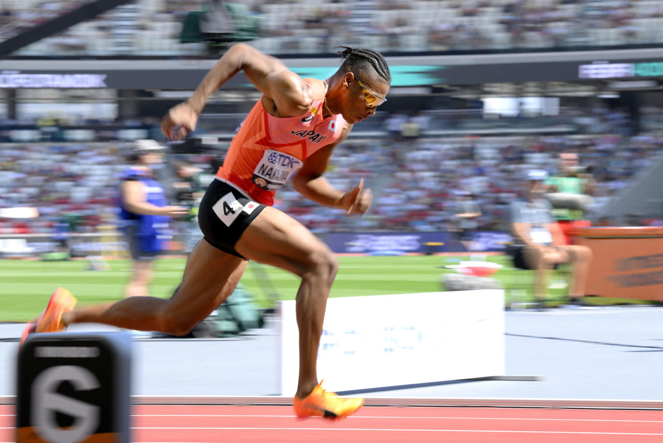 男子400メートル予選　スタートする中島佑気ジョセフ（共同）