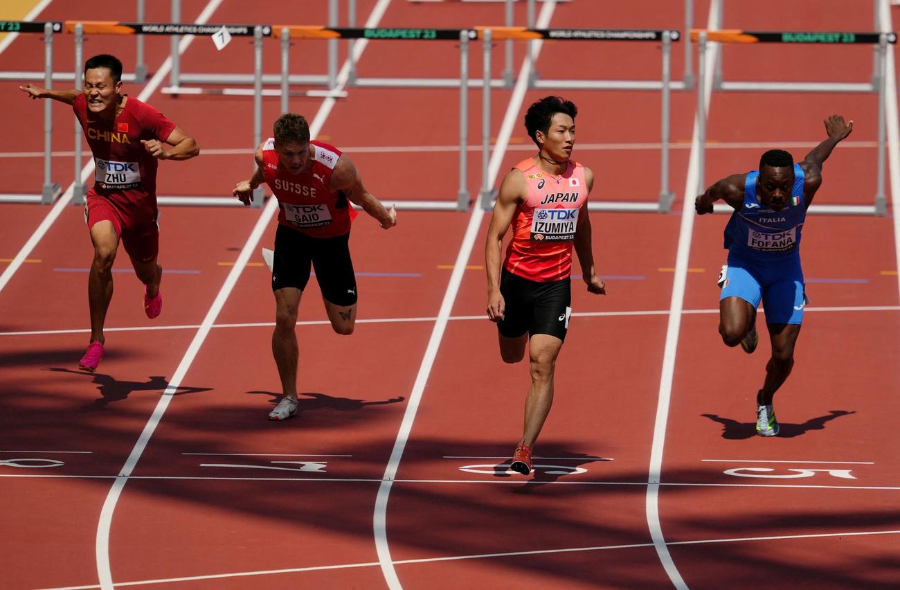 男子110m障害予選　泉谷駿介（右から2人目）が準決勝進出（ロイター）