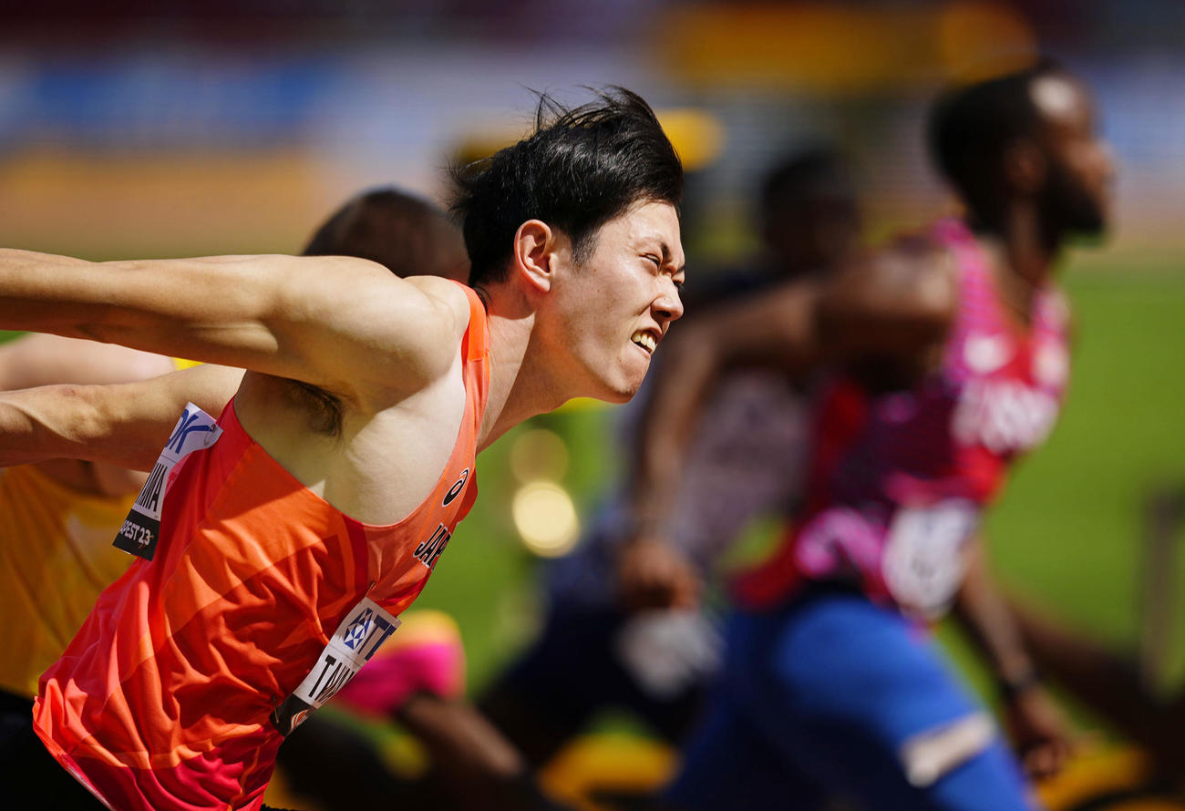 男子110メートル障害予選　5組2着で準決勝進出を決めた高山峻野（共同）