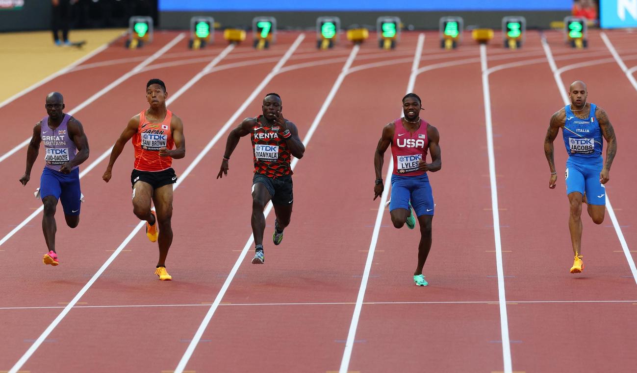 男子100m準決勝、1組2位で決勝進出を決めたサニブラウン（左から2人目）（ロイター）