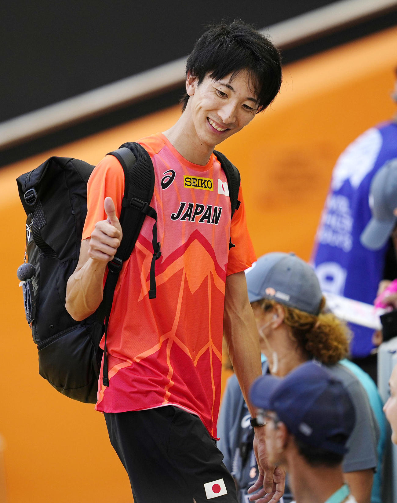 男子走り高跳びで決勝進出を決め、笑顔で引き揚げる赤松諒一（共同）