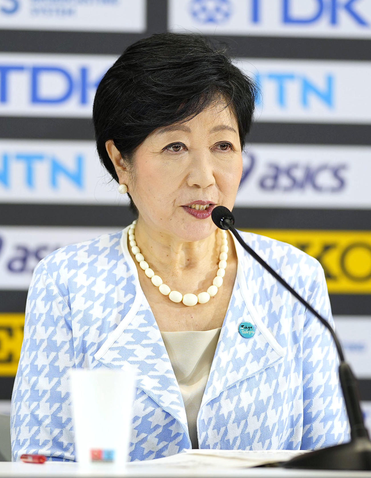 記者会見する東京都の小池百合子知事（共同）