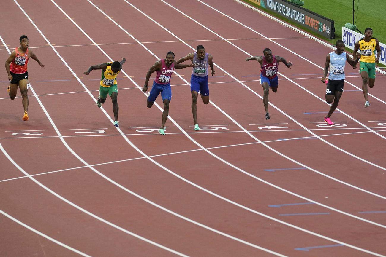 男子100m決勝で6位のサニブラウン（左端）（AP）