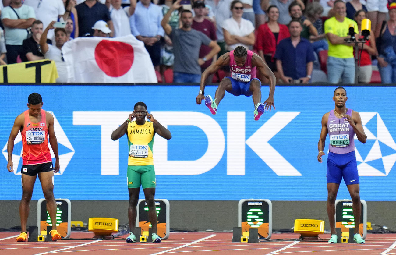 男子100m決勝、スタートを待つサニブラウン（左端）ら決勝進出者（AP)