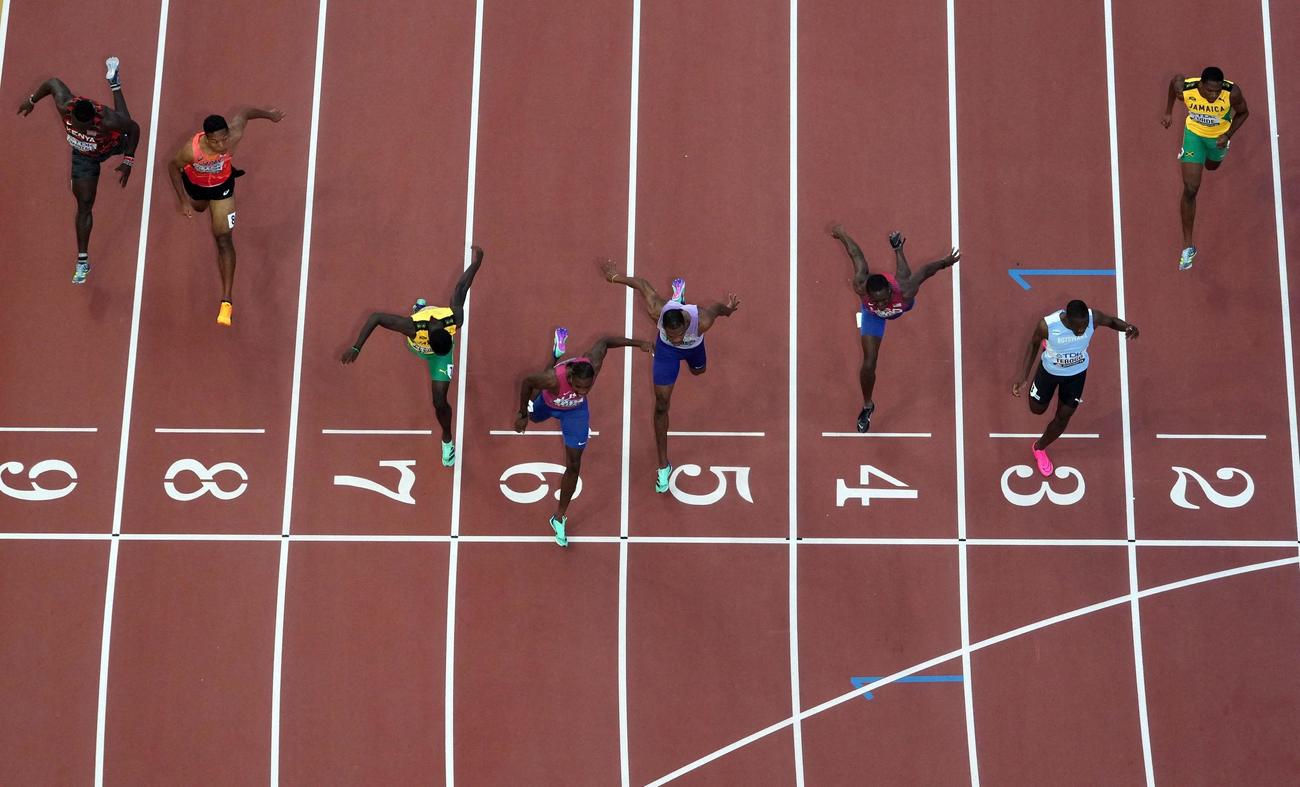 男子100m決勝で6位のサニブラウン（左から2人目）（ロイター）