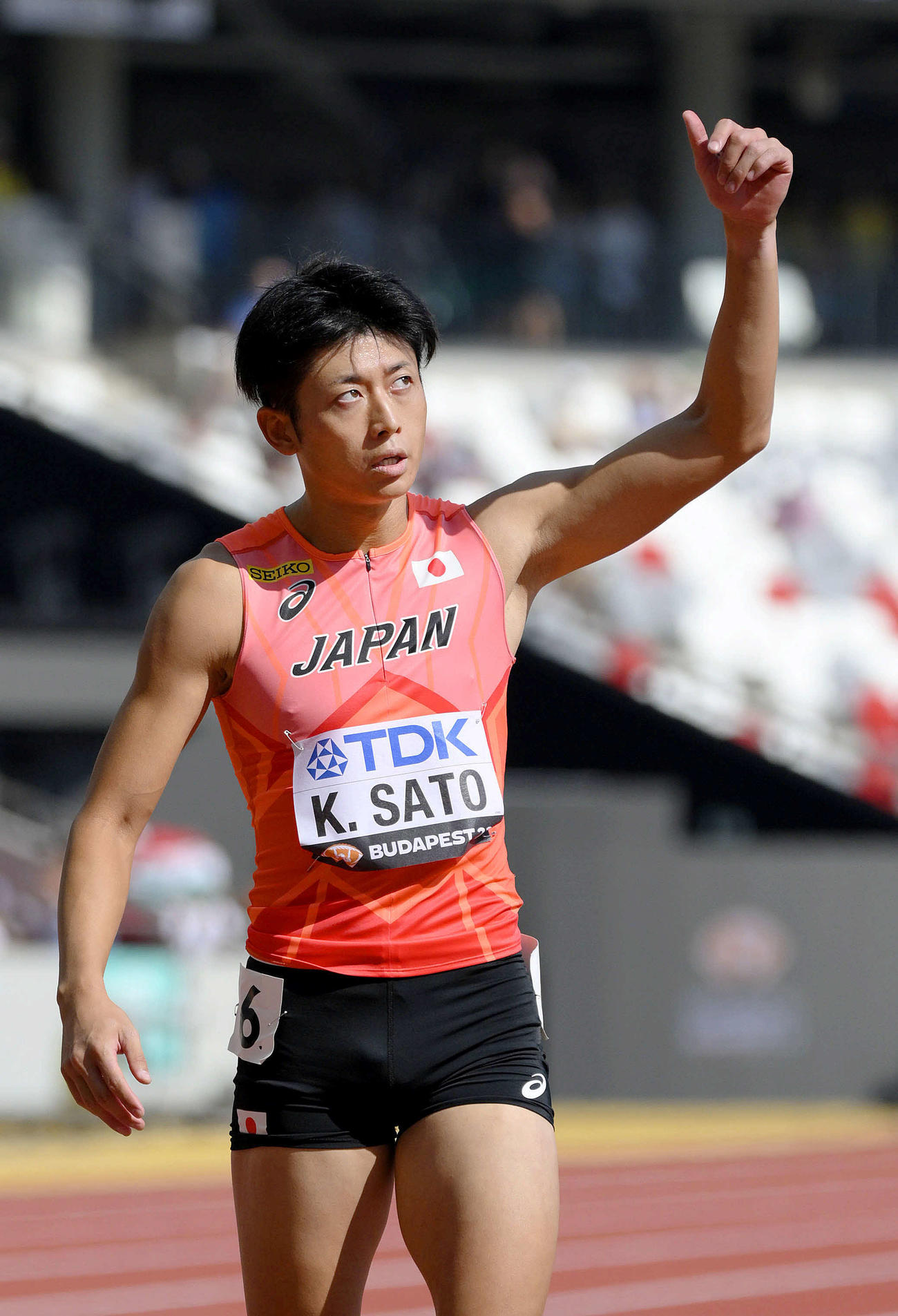男子400メートル予選　44秒77の日本新記録で準決勝進出を決め、声援に応える佐藤拳（共同）