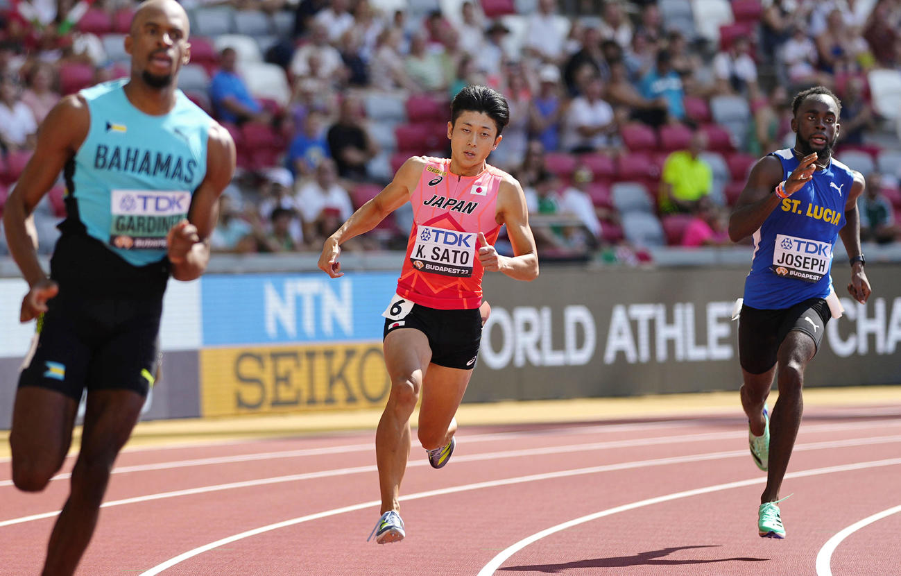 男子400メートル予選　力走する佐藤拳（中央）（共同）